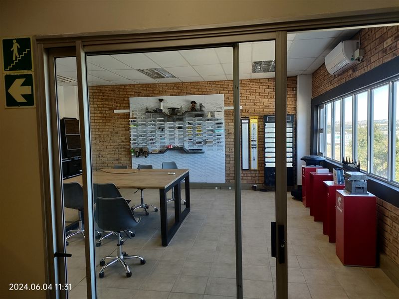 377m2  Warehouse  - TO LEASE - Photo 10