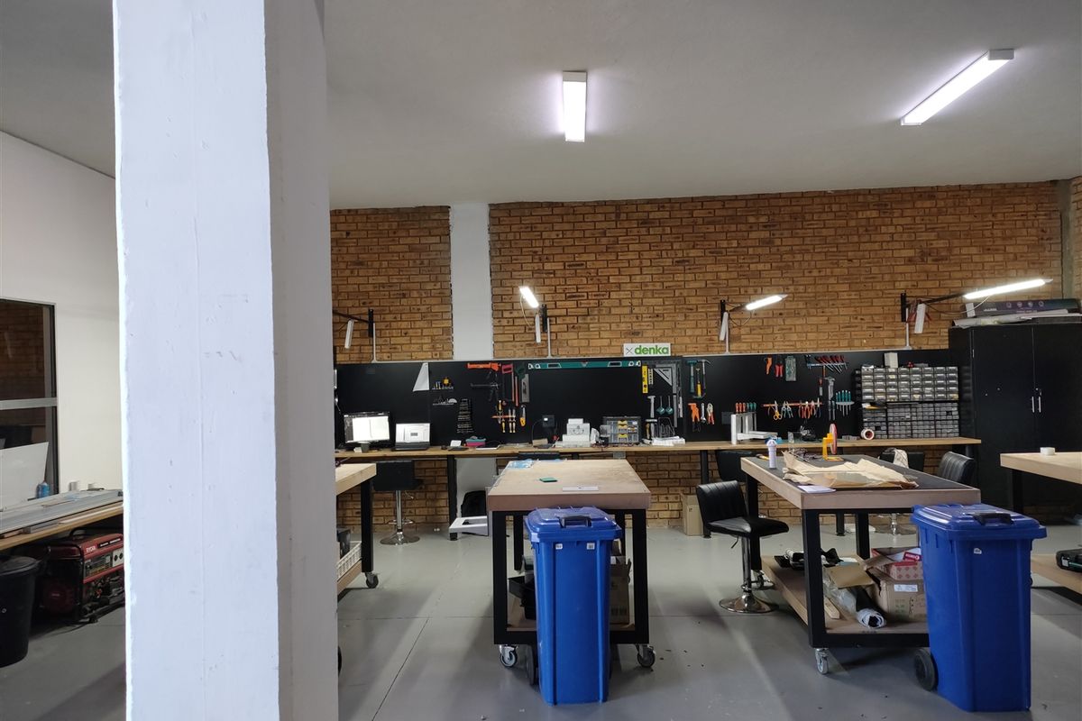 377m2  Warehouse  - TO LEASE - Photo 5