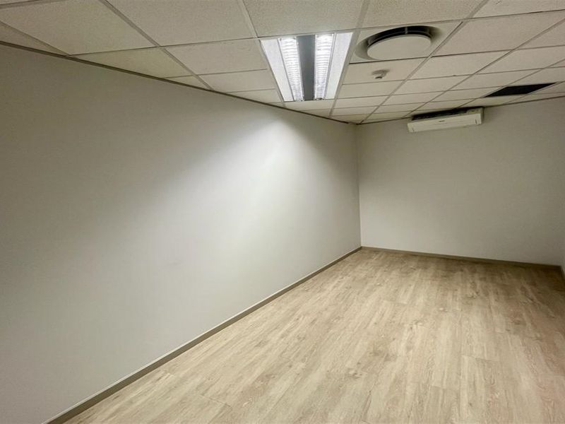 Office space to let in Parktown - Photo 9