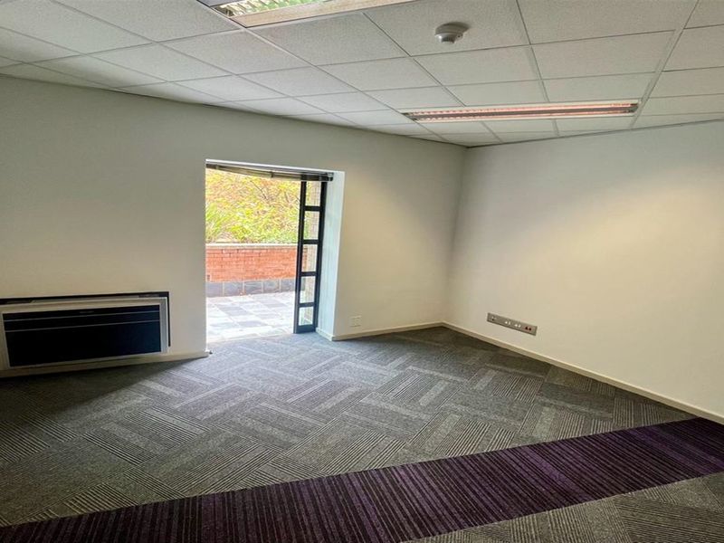 Office space to let in Parktown - Photo 6