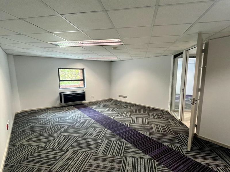 Office space to let in Parktown - Photo 5