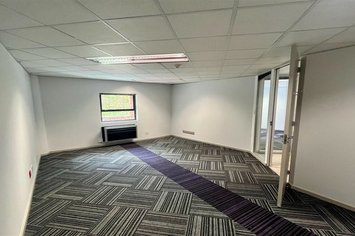 Office space to let in Parktown - Photo 5