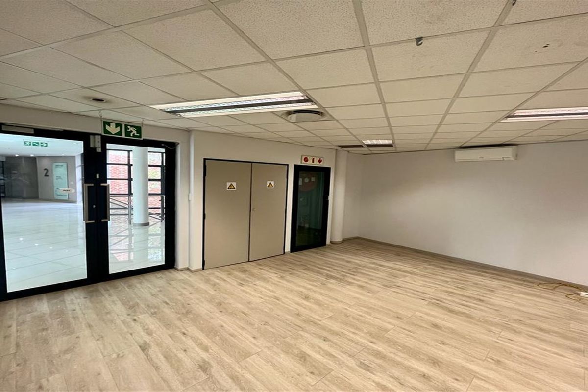 Office space to let in Parktown - Photo 3