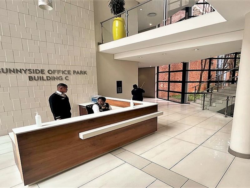 Office space to let in Parktown - Photo 2