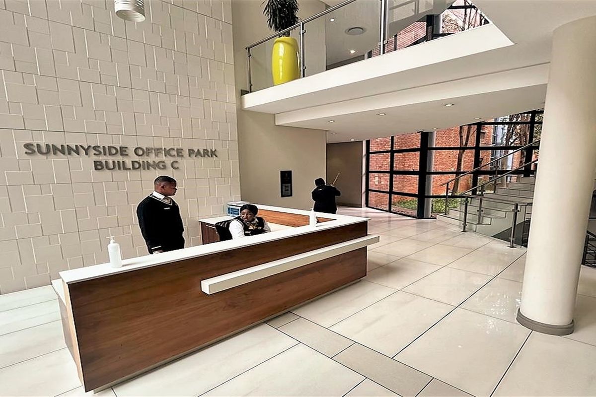 Office space to let in Parktown - Photo 2