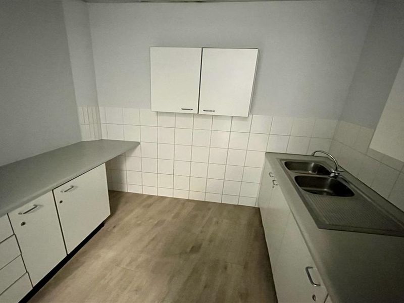 Office space to let in Parktown - Photo 10