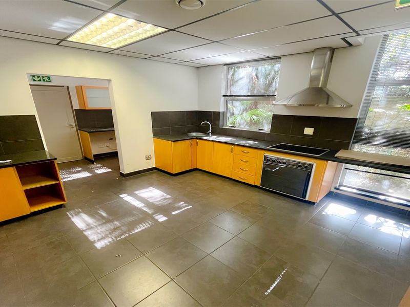 Office space to let in Parktown - Photo 9