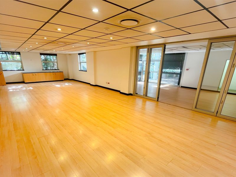 Office space to let in Parktown - Photo 10
