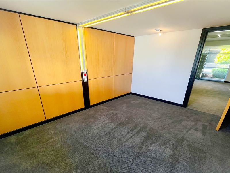 Office space to let in Parktown - Photo 7