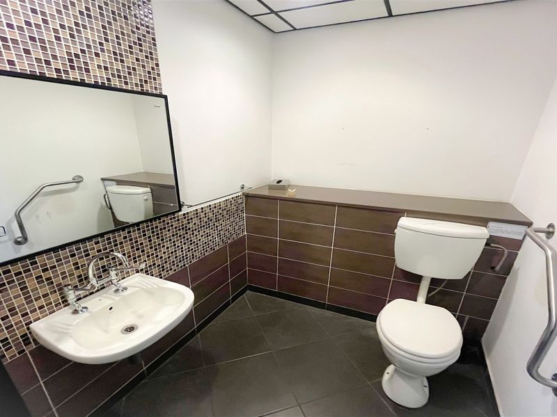 Office space to let in Parktown - Photo 8