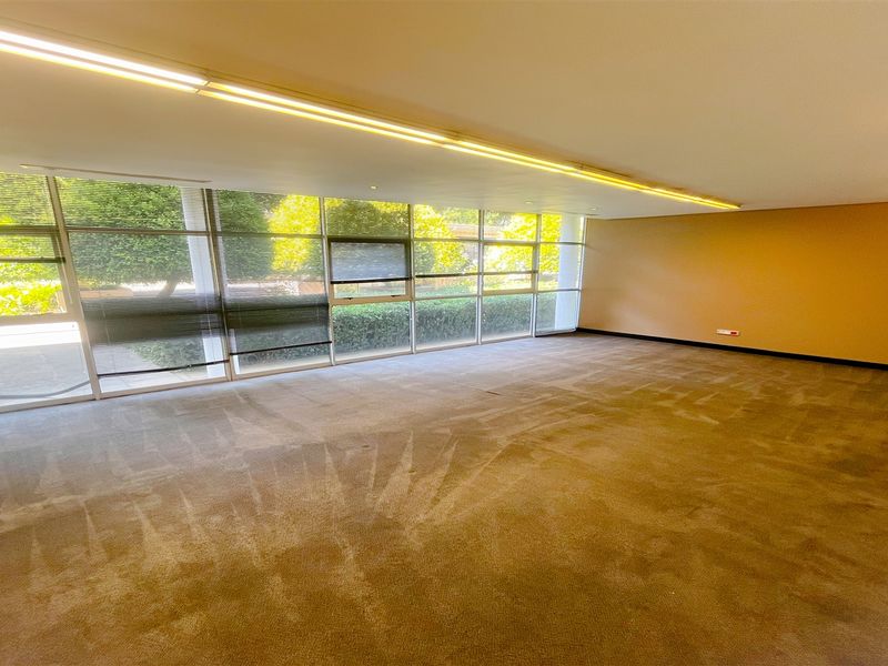 Office space to let in Parktown - Photo 4