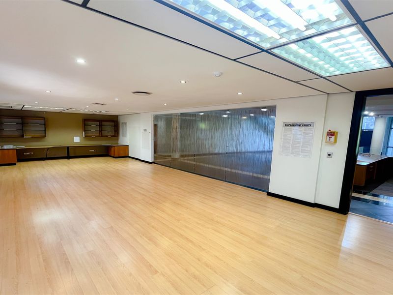 Office space to let in Parktown - Photo 3