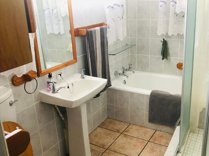 Running guesthouse for sale in Bela Bela - Photo 9