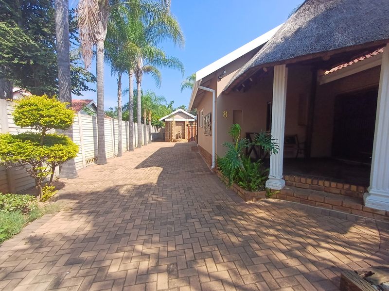 Running guesthouse for sale in Bela Bela - Photo 4