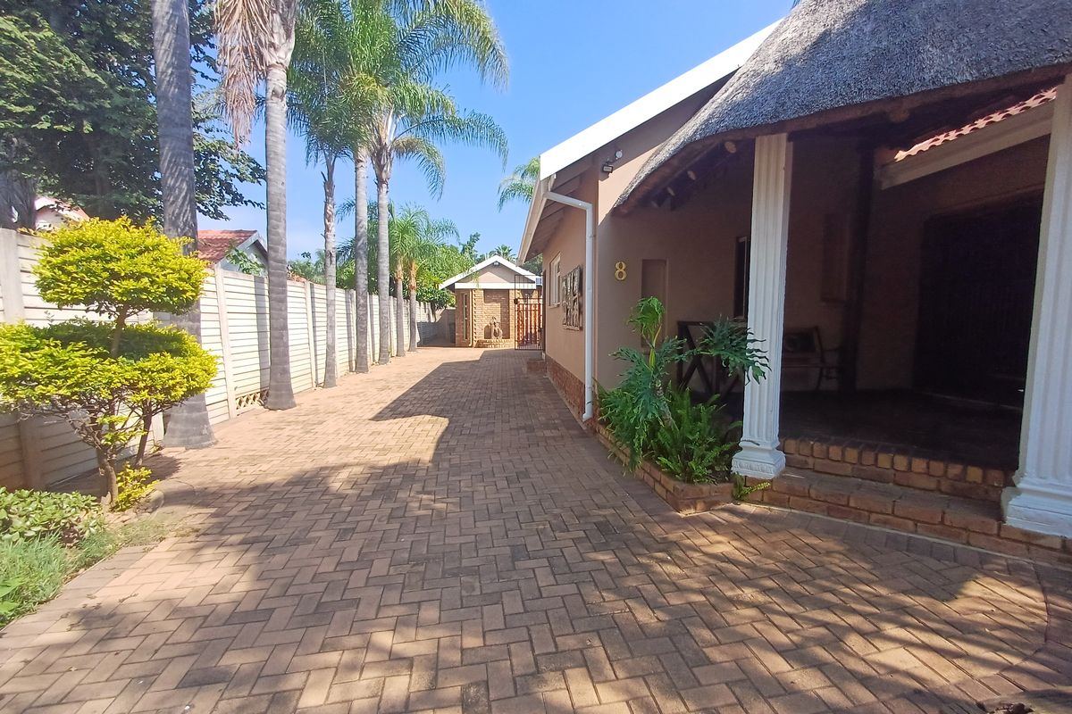 Running guesthouse for sale in Bela Bela - Photo 4