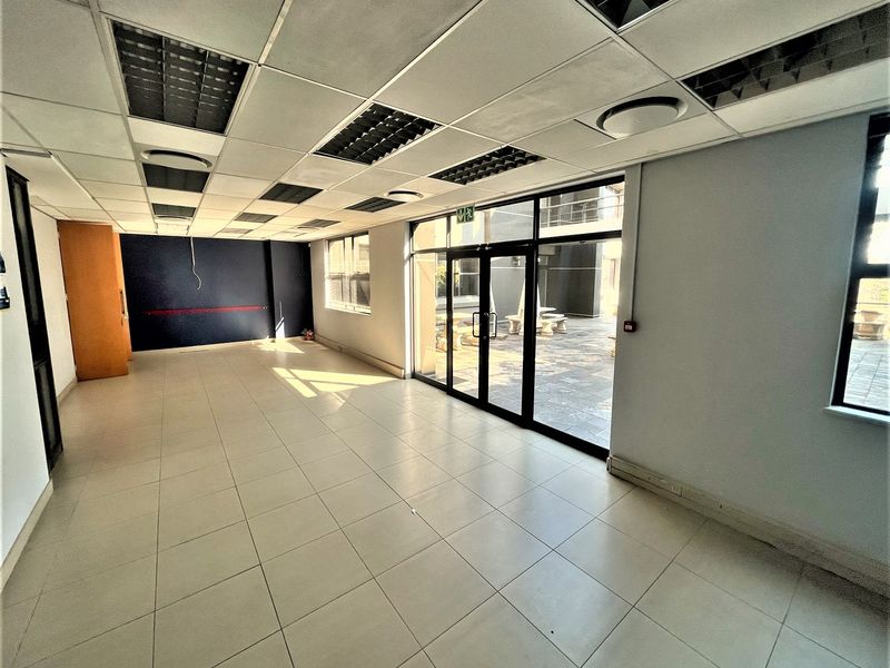 Office space to let in Parktown - Photo 10