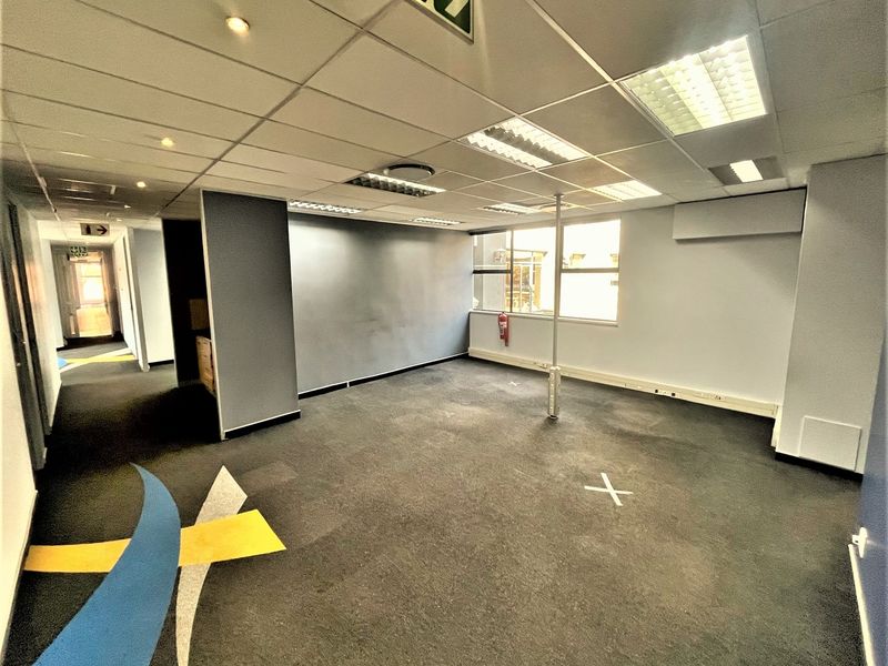 Office space to let in Parktown - Photo 7