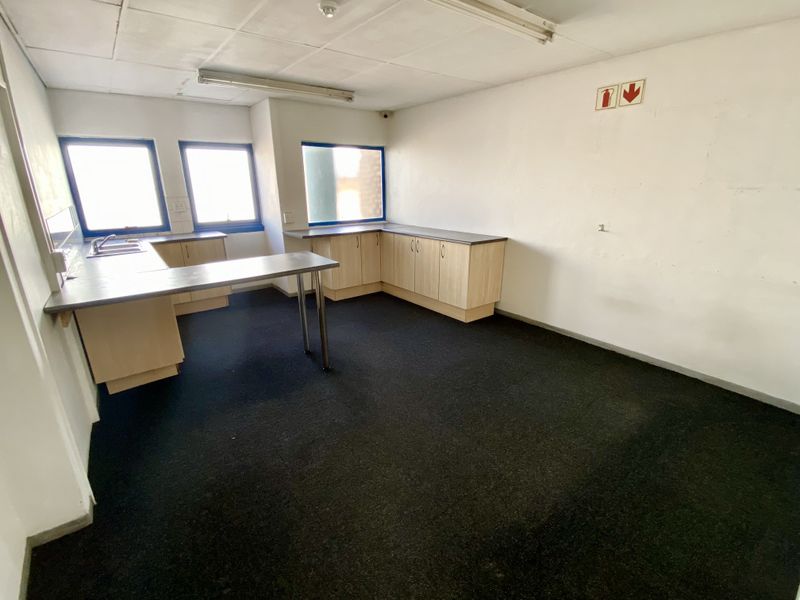 Spacious Secure Warehouse for Rent in Midrand – Prime Location with Easy N1 Access - Photo 8