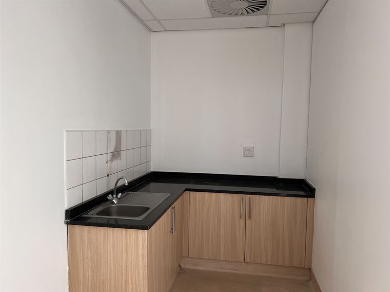 Penthouse Office available to lease - Photo 8