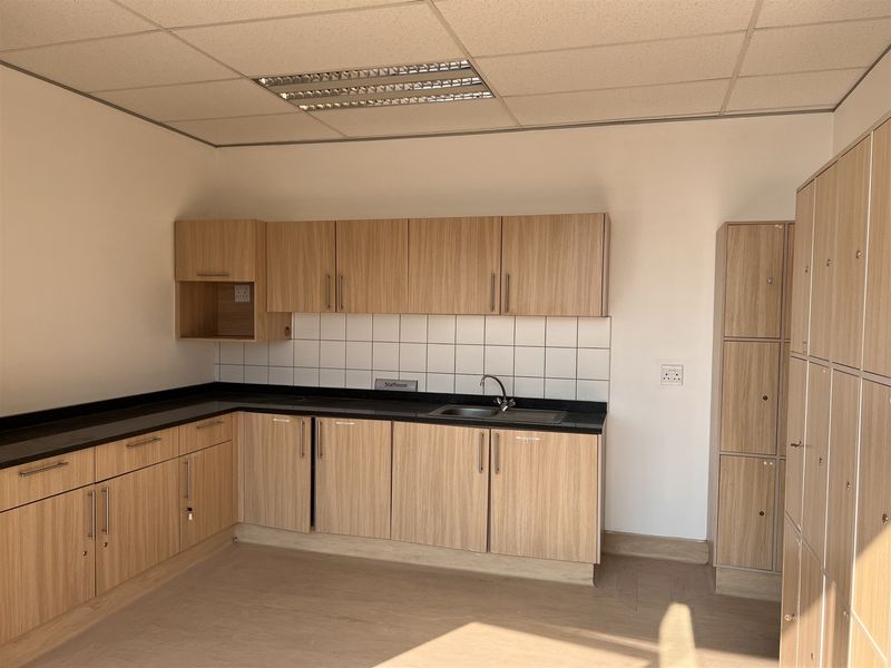 Penthouse Office available to lease - Photo 9
