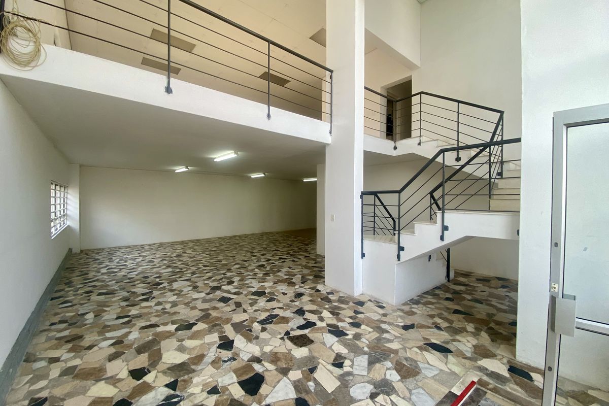 Ideal for showroom, factory outlet, or storage businesses available for lease at 709 Richards Drive. - Photo 2