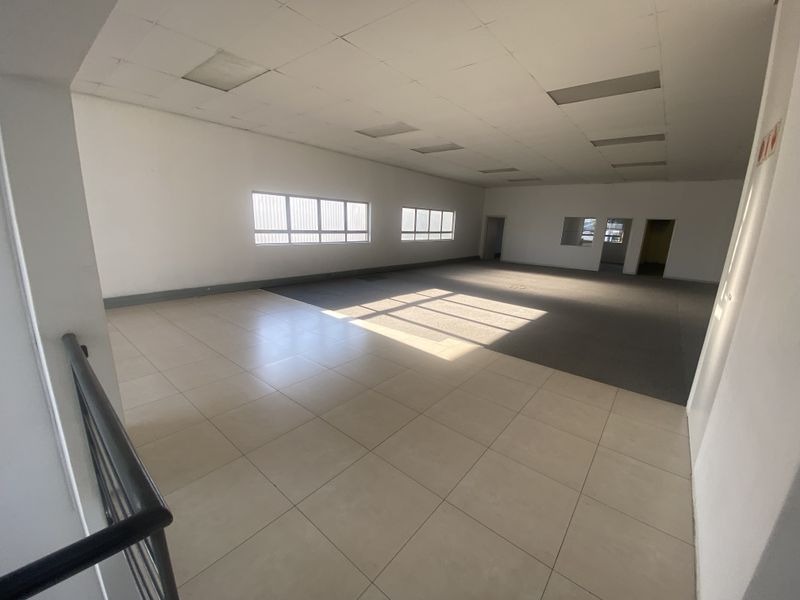 Ideal for showrooms, factory outlets, or storage businesses. - Photo 8