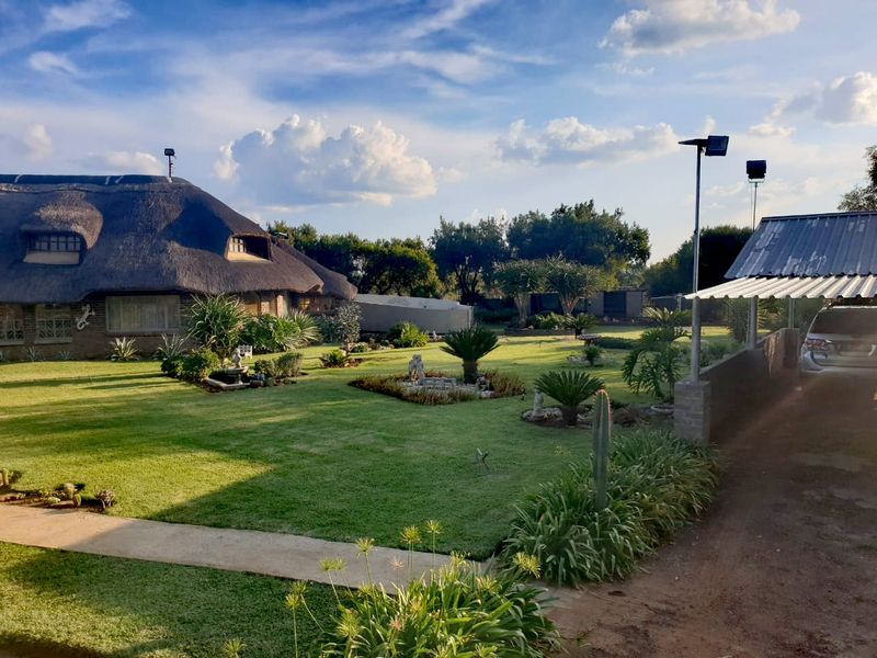 Idyllic 21-Hectare Farm with Breathtaking Magaliesberg Mountain Views - Photo 3