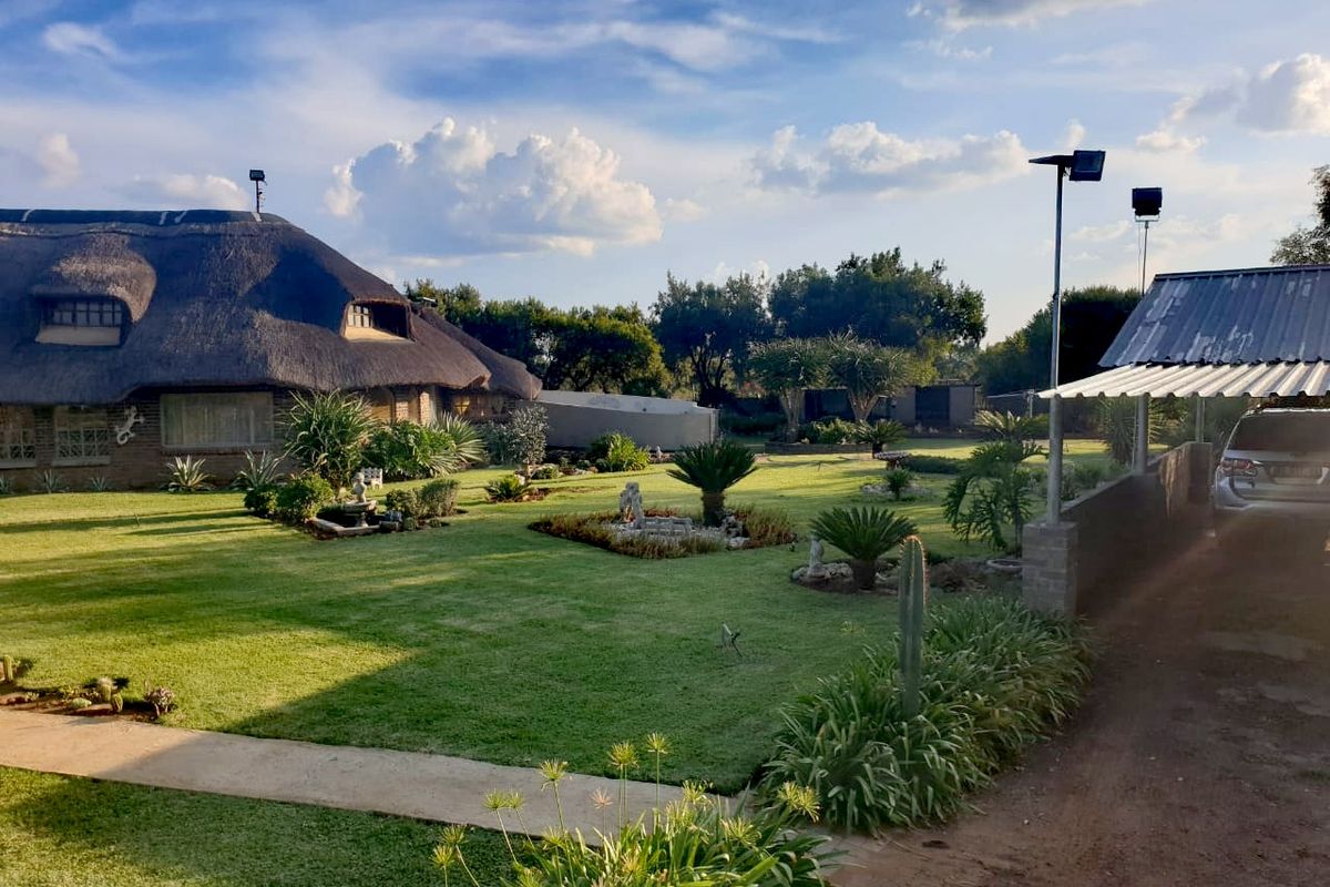 Idyllic 21-Hectare Farm with Breathtaking Magaliesberg Mountain Views - Photo 3