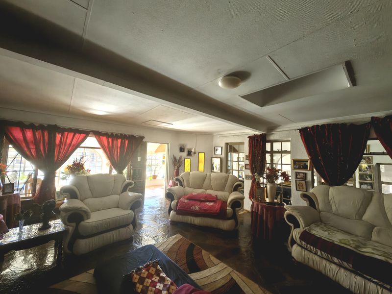 Idyllic 21-Hectare Farm with Breathtaking Magaliesberg Mountain Views - Photo 9