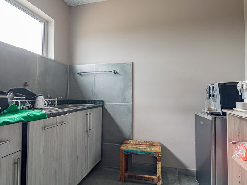 FOR SALE: Premium Industrial Warehouse in Limeroc Business Park with backup off-grid utilities - Photo 7