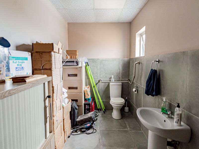 FOR SALE: Premium Industrial Warehouse in Limeroc Business Park with backup off-grid utilities - Photo 8