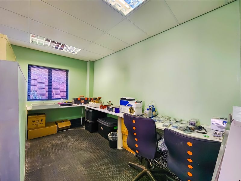 Open Plan Ground Floor Office to Let in Cleawater Office Park - Photo 10