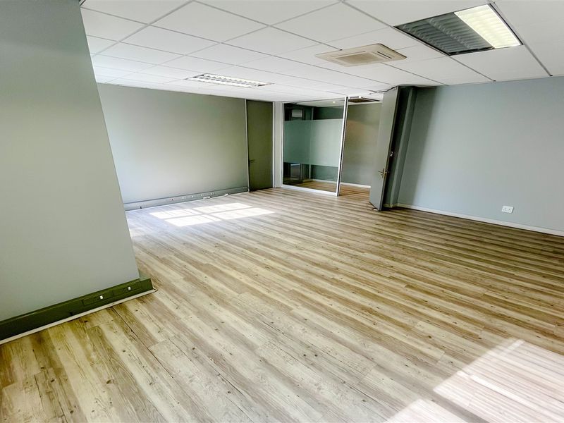 Office space to let in Houghton - Photo 9