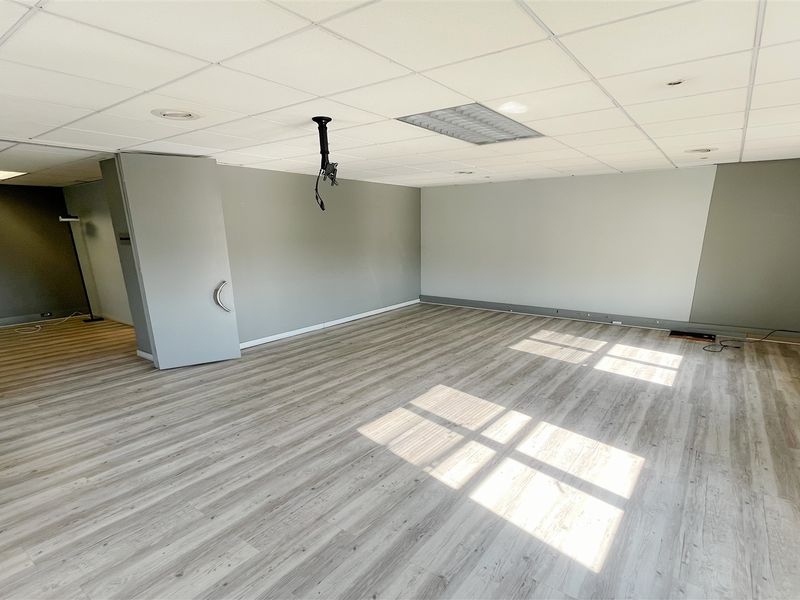 Office space to let in Houghton - Photo 7