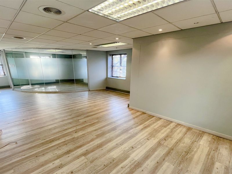 Office space to let in Houghton - Photo 4