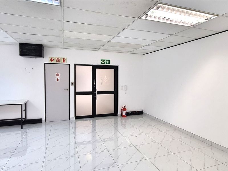 Office space to let in Morningside Close - Photo 9