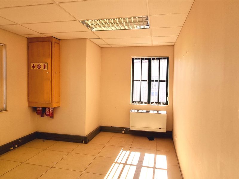 Office space to let on the 1st floor of Block A in La Rocca Office Park - Photo 9