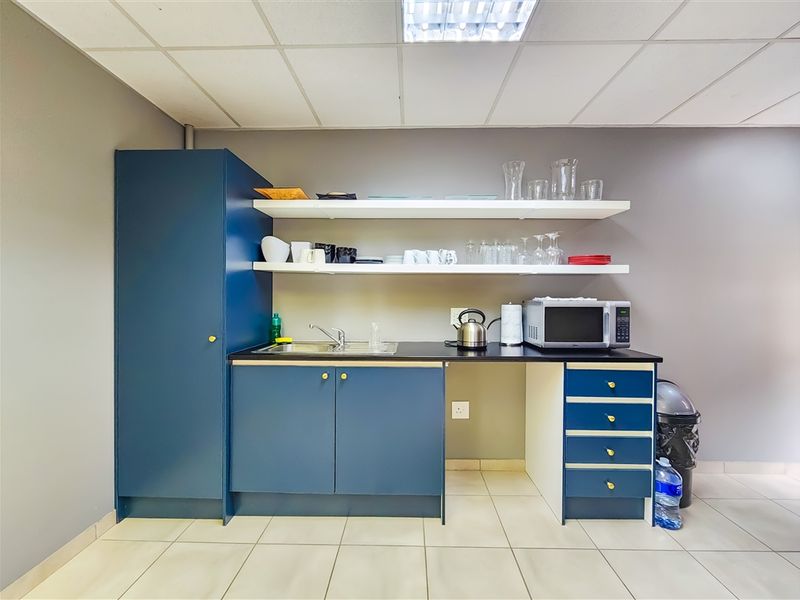 271m2 Ground Floor Office to Let in Fourways Golf Park - Photo 9