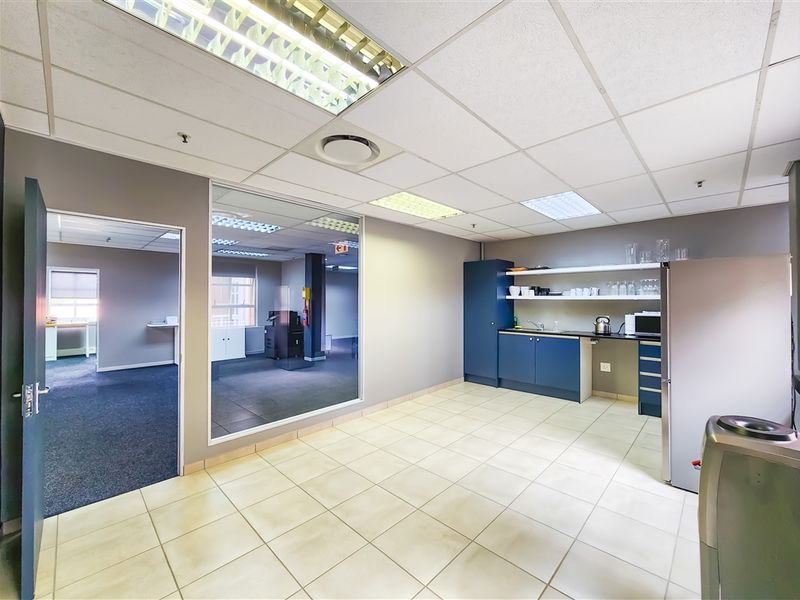 271m2 Ground Floor Office to Let in Fourways Golf Park - Photo 8