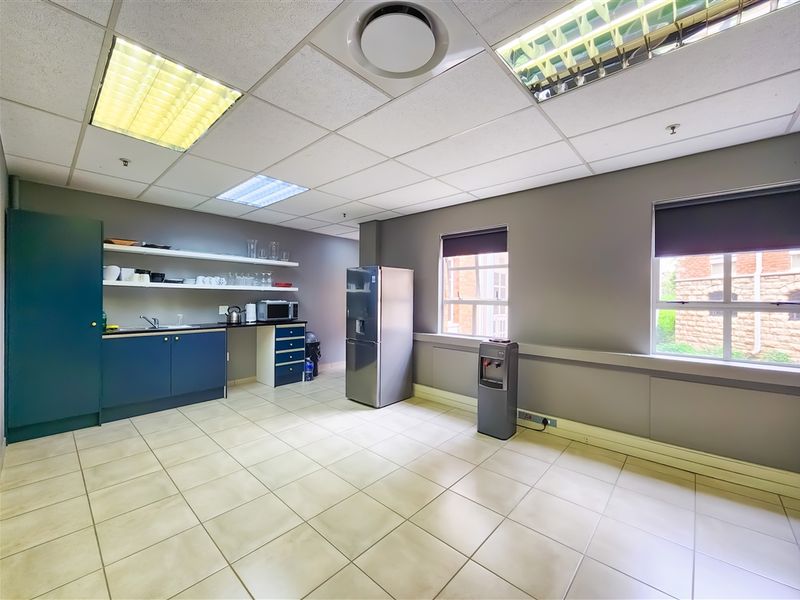 271m2 Ground Floor Office to Let in Fourways Golf Park - Photo 7