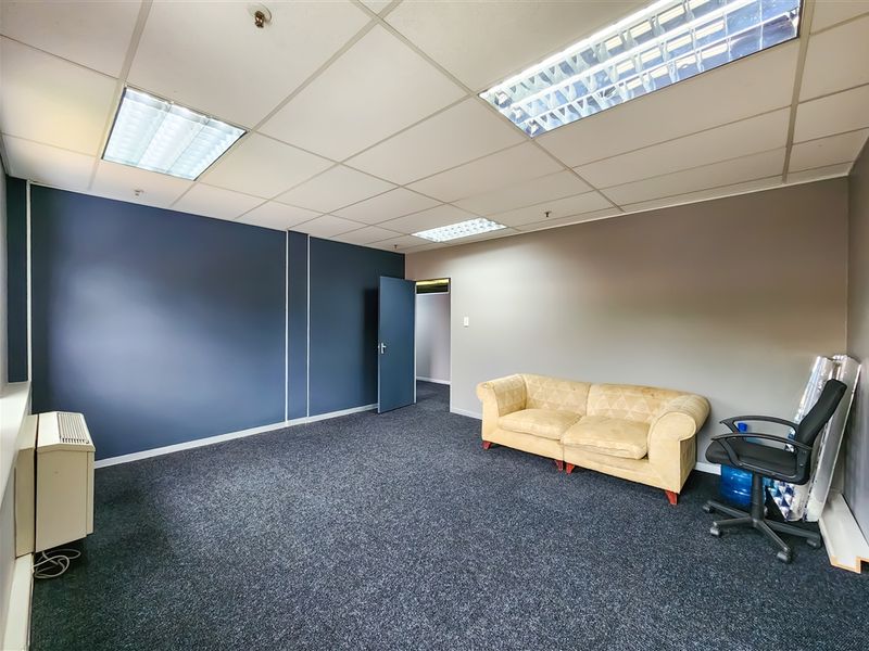 271m2 Ground Floor Office to Let in Fourways Golf Park - Photo 6