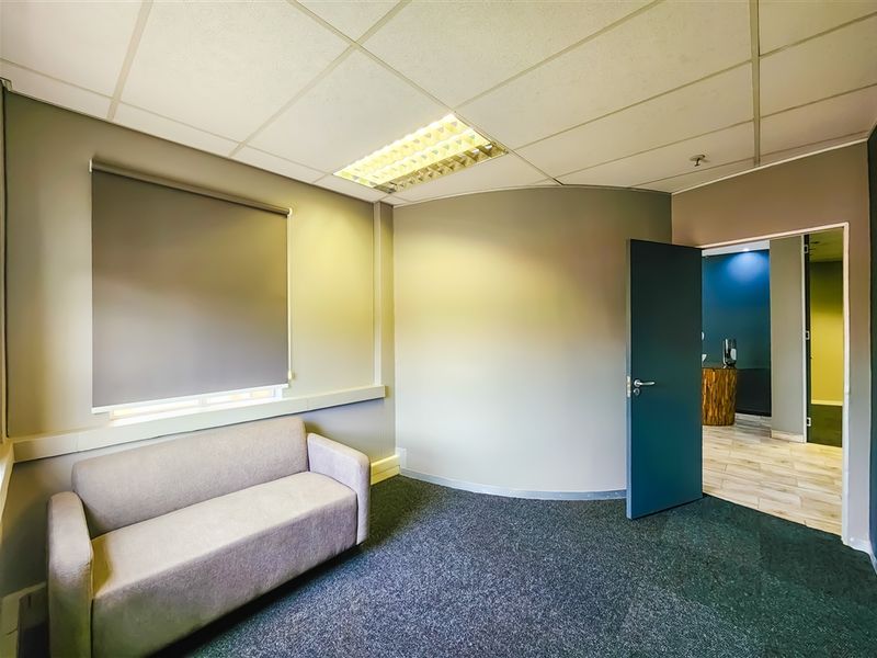 271m2 Ground Floor Office to Let in Fourways Golf Park - Photo 2