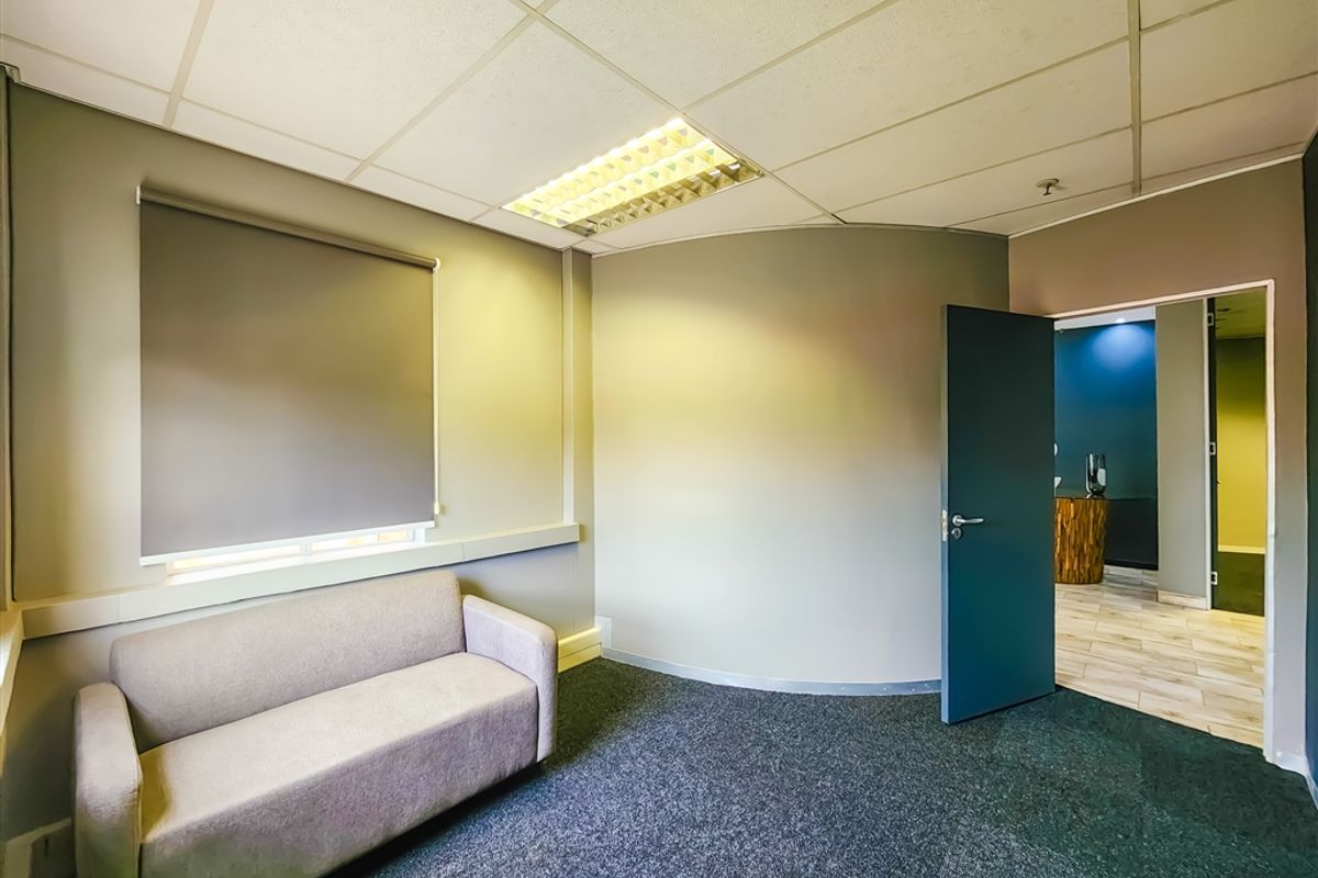 271m2 Ground Floor Office to Let in Fourways Golf Park - Photo 2
