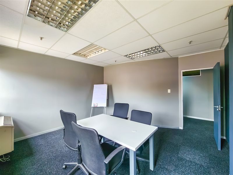 271m2 Ground Floor Office to Let in Fourways Golf Park - Photo 5