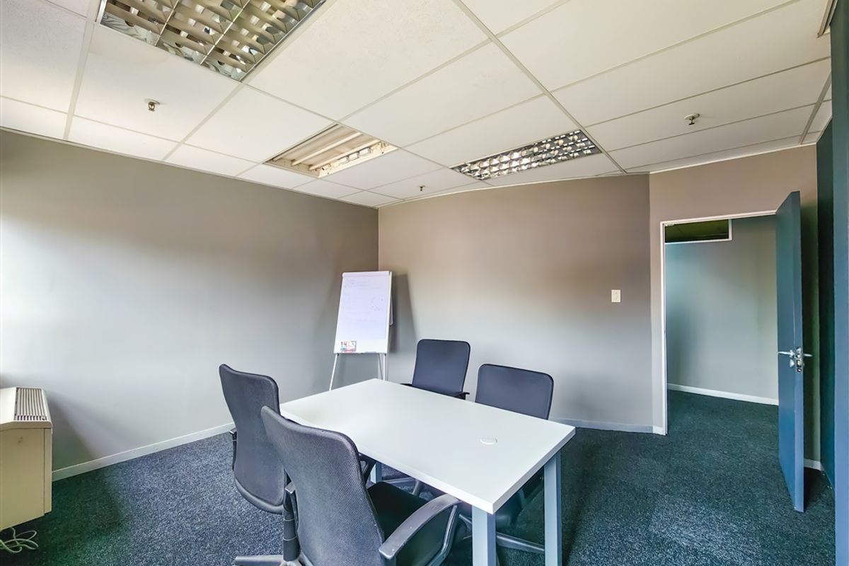 271m2 Ground Floor Office to Let in Fourways Golf Park - Photo 5