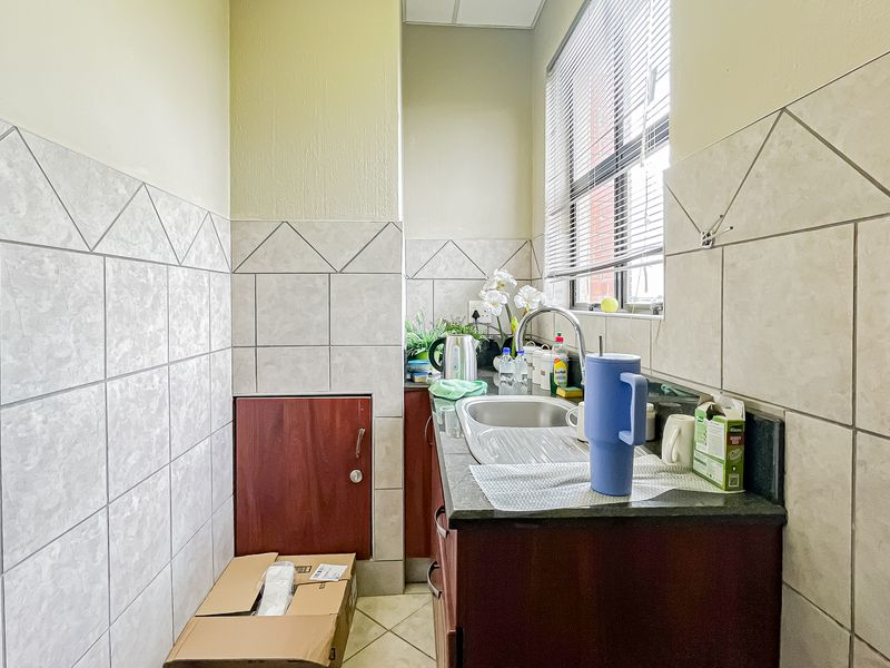 Smart Investment – Featherbrooke Office with Multi-Tenant Flexibility - Photo 10