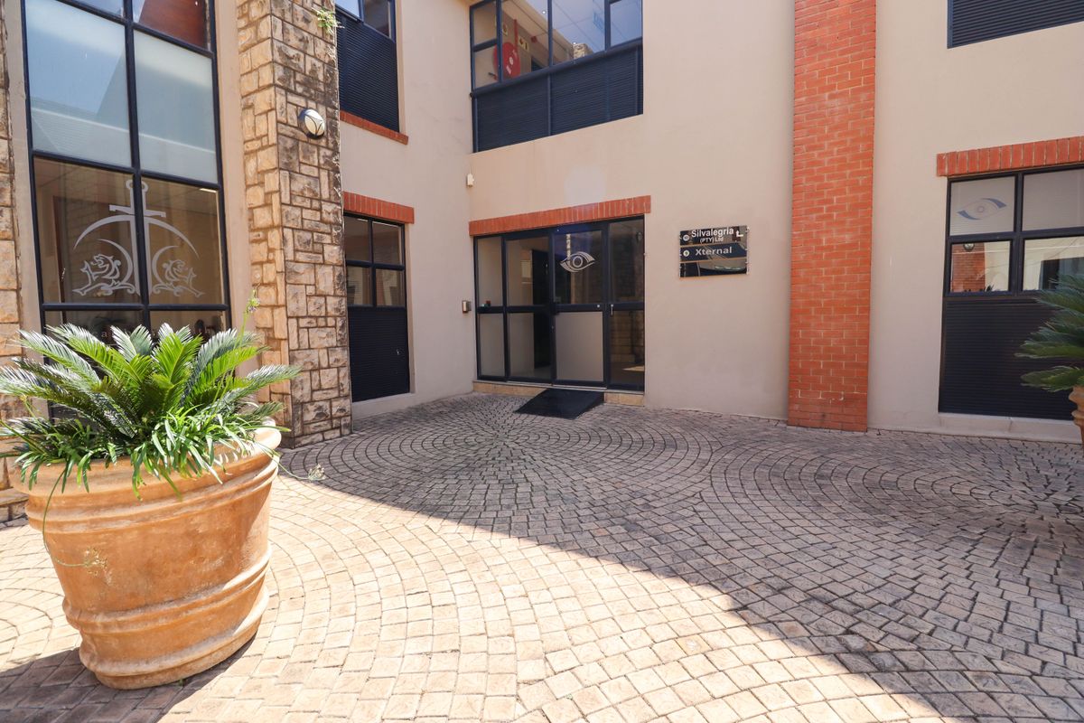 Smart Investment – Featherbrooke Office with Multi-Tenant Flexibility - Photo 2