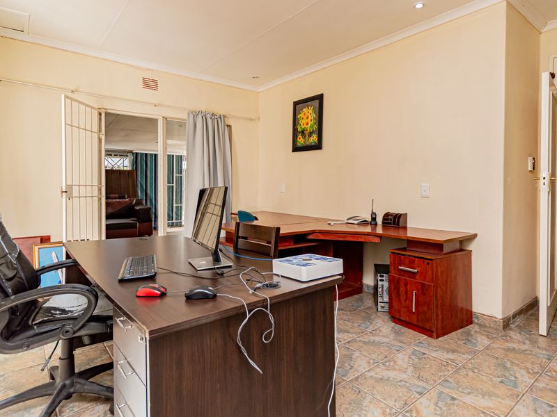 Prime Fourways Development Opportunity on 1 800 m2 | Bus 4 Zoning | Off-grid Water - Photo 9