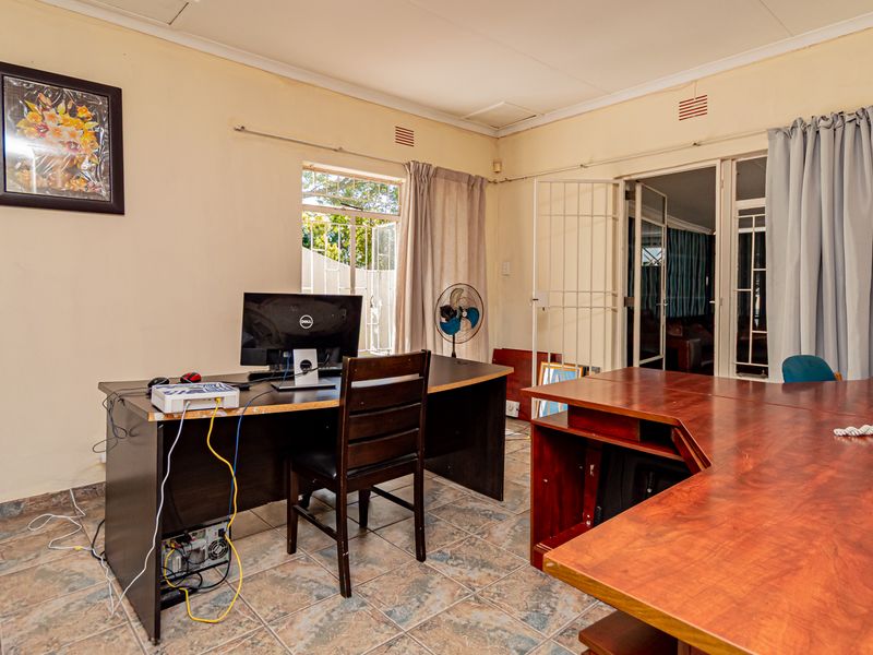 Prime Fourways Development Opportunity on 1 800 m2 | Bus 4 Zoning | Off-grid Water - Photo 10