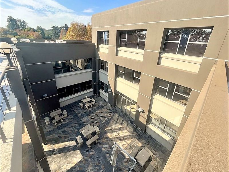 Office space to let in Parktown - Photo 10